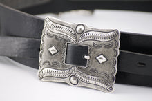 Carica l'immagine nel visualizzatore di Gallery, cintura-cuoio-artigianale-western-handmade-leather-belt-studded-borchie-conchos-