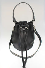 Carica l'immagine nel visualizzatore di Gallery, borsa-secchiello-artigianale-handmade-leather-bag-jeandessel-