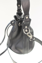 Carica l&#39;immagine nel visualizzatore di Gallery, borsa-secchiello-artigianale-handmade-leather-bag-jeandessel-
