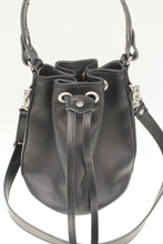 Carica l'immagine nel visualizzatore di Gallery, borsa-secchiello-artigianale-handmade-leather-bag-jeandessel-