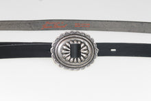 Carica l'immagine nel visualizzatore di Gallery, cintura-cuoio-artigianale-western-handmade-leather-belt-studded-borchie-conchos-