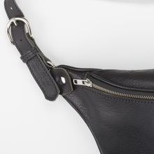 Carica l&#39;immagine nel visualizzatore di Gallery, marsupio-pelle-artigianale-handmade-leather-pouch-waist bag-jeandessel-
