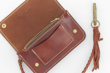 Carica l'immagine nel visualizzatore di Gallery, portafoglio-cuoio-biker-catena-treccia-leather-wallet-