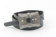 Carica l'immagine nel visualizzatore di Gallery, cintura-cuoio-artigianale-handmade-leather-belt-jeandessel-buckle-concho-