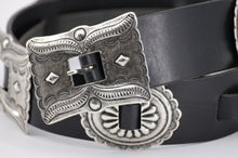 Carica l'immagine nel visualizzatore di Gallery, cintura-cuoio-artigianale-western-handmade-leather-belt-studded-borchie-conchos-