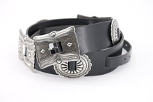 Carica l'immagine nel visualizzatore di Gallery, cintura-cuoio-artigianale-western-handmade-leather-belt-studded-borchie-conchos-