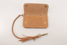 Carica l'immagine nel visualizzatore di Gallery, portafoglio-cuoio-biker-catena-treccia-leather-wallet-