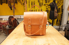 Carica l'immagine nel visualizzatore di Gallery, borsa-cuoio-artigianale-handmade-zaino-bag-backpack-leather-jeandessel-handbag-