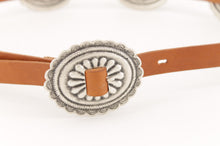 Carica l'immagine nel visualizzatore di Gallery, cintura-cuoio-conchos-artigianale-jeandessel-handmade-leather-belt-