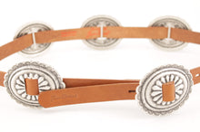 Carica l'immagine nel visualizzatore di Gallery, cintura-cuoio-conchos-artigianale-jeandessel