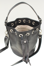 Load image into Gallery viewer, borsa-secchiello-artigianale-handmade-leather-bag-jeandessel-
