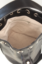 Load image into Gallery viewer, Borsa secchiello in vacchetta toscana concia al vegetale fodera 100% cotone
