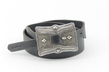 Carica l&#39;immagine nel visualizzatore di Gallery, cintura-cuoio-artigianale-handmade-leather-belt-jeandessel-buckle-concho-
