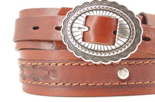 Load image into Gallery viewer, cintura-cuoio-artigianale-western-handmade-leather-belt-studded-borchie-conchos-
