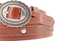 Carica l&#39;immagine nel visualizzatore di Gallery, cintura-cuoio-artigianale-western-handmade-leather-belt-studded-borchie-conchos-
